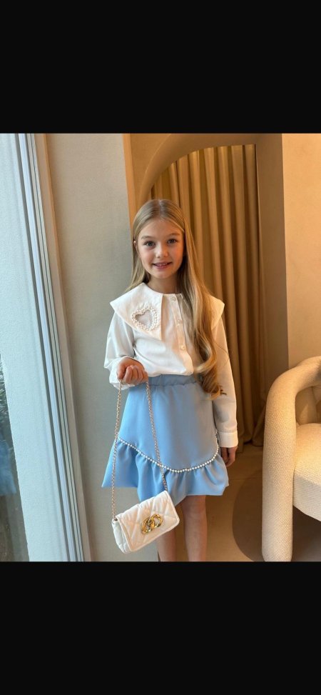 ابيض مع تنورة ازرق فاتح