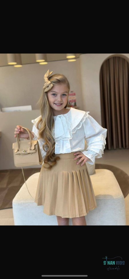 قميص ابيض مع تنورة بيج