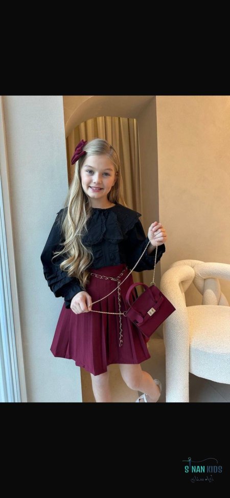 قميص اسود مع تنورة خمري